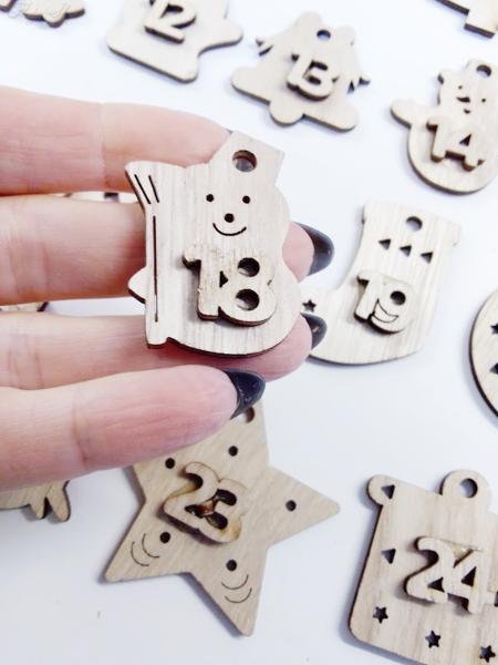 24 Adventskalender Holzfiguren mit Zahl